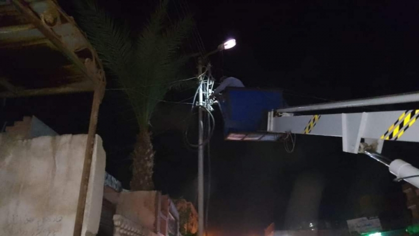حملات صيانة أعمدة الإنارة ببيلا في كفر الشيخ
