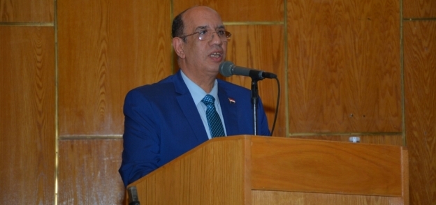رئيس جامعة أسيوط خلال حفل تكريمه
