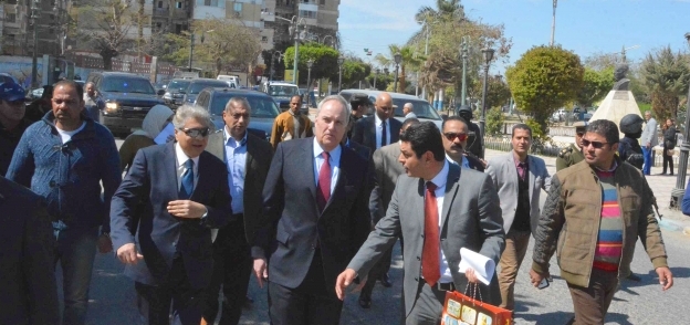 القائم باعمال السفارة الامريكية ومحافظ المنيا يتجولان بالكورنيش