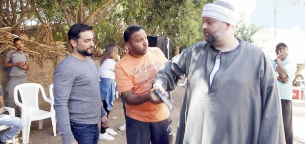 رؤوف عبدالعزيز مع هانى سلامة ومحمد عبدالعزيز أثناء تصوير مسلسل «طاقة نور»
