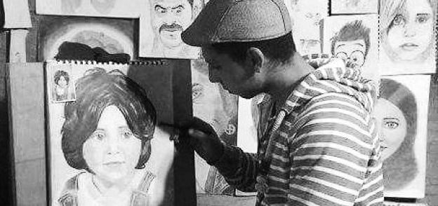 «عبدالرحمن» أثناء رسم إحدى لوحاته