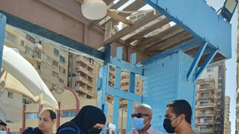 توزيع أكياس قمامة على الشواطئ في الإسكندرية