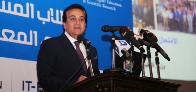 وزير التعليم العالي خلال تكريم الطلاب المتميزين بكلية الطب المعرفي