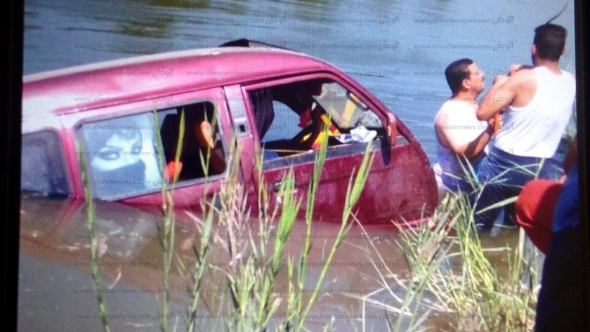 رئيس قرية الضبعية يتدخل لانقاذ ميكروباص سقط في مياه الترعة
