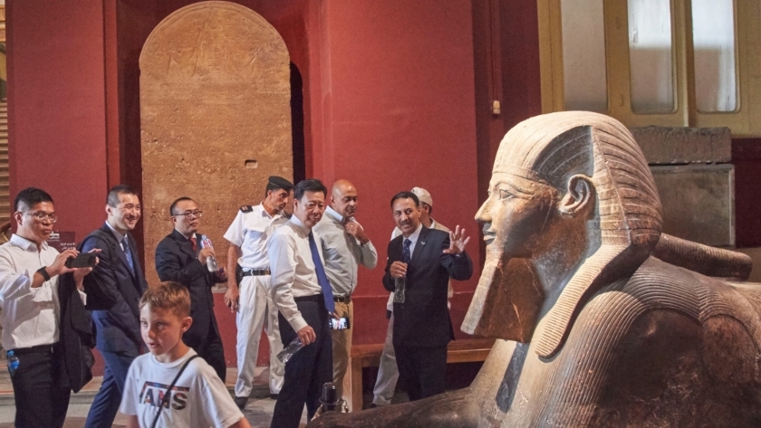 رئيس الهيئة الوطنية للآثار ووزير الثقافة والسياحة الصيني خلال زيارته للمتحف المصرى بالتحرير اليوم