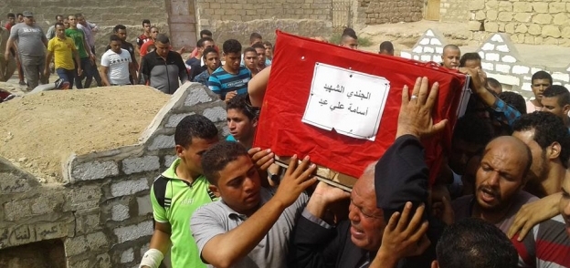 أهالي "الحلابية" في بني سويف يشيعون جثمان أسامة علي "شهيد العريش"