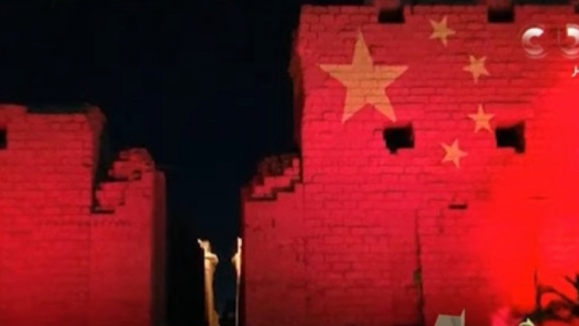 إضاءة المعالم السياحية بعلم الصين