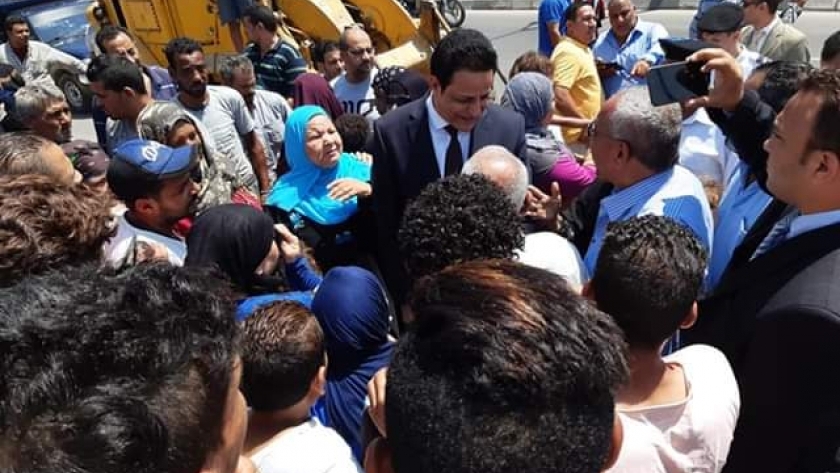 نائب محافظ القاهرة يلتقى اهالى عين الحياة لوضع آلية لإخلاء المنطقة