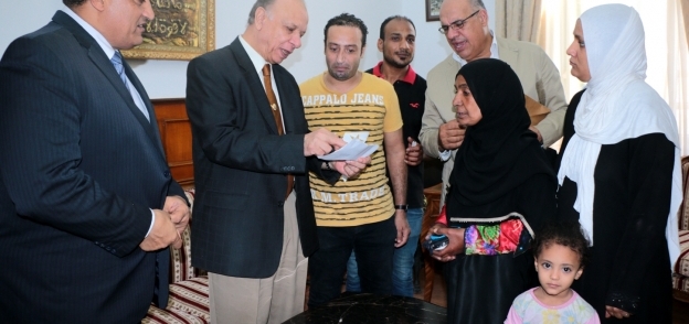 محافظ القاهرة يسلم أول دفعة من شيكات التعويضات لسكان مثلث ماسبيرو