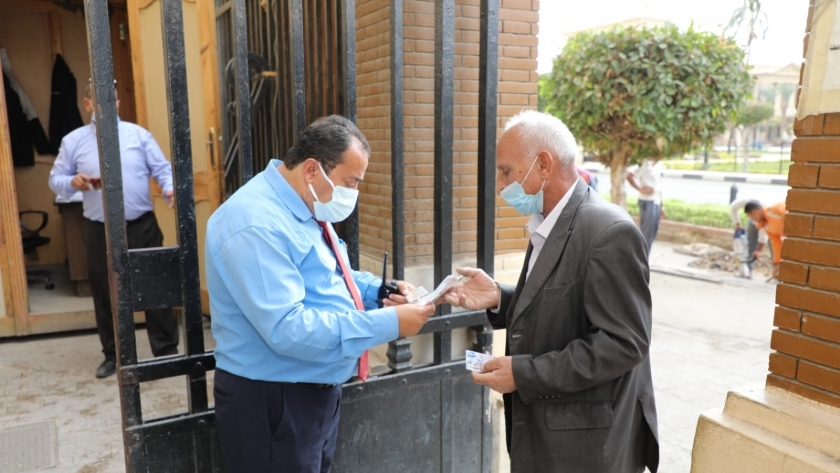 محافظ القاهرة يعلن بدء تطبيق منع دخول المصالح الحكومية دون تطعيم