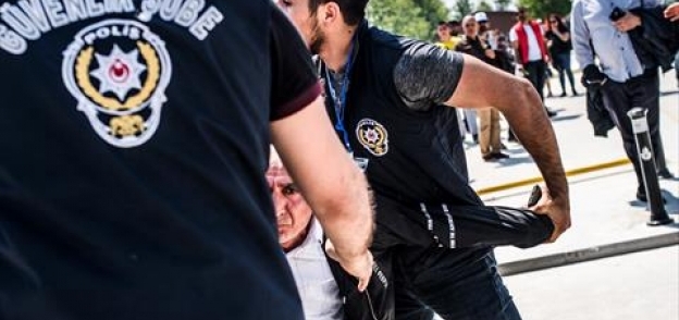 الشرطة التركية تعتقل عشرات المتظاهرين في اسطنبول في عيد العمال