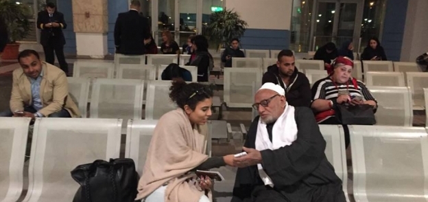 بالصور| "الوطن" ترصد أهالي المحررين من الطائرة لحظة انتظار ذويهم بمطار القاهرة