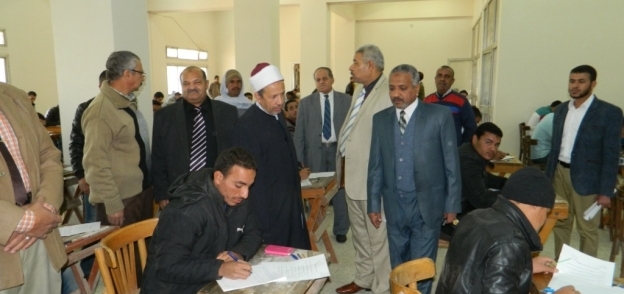 بالصور| نائب رئيس جامعة الأزهر يتفقد امتحانات الفصل الأول في أسيوط