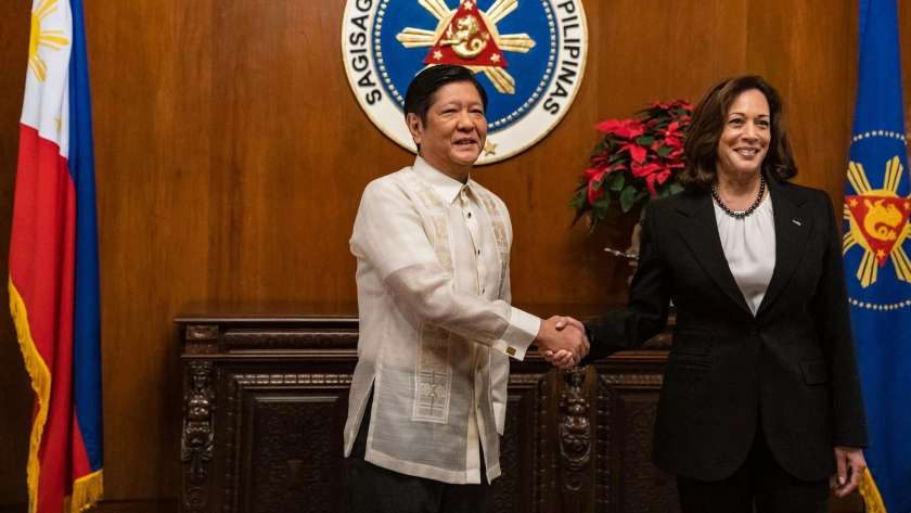 كامالا هاريس والرئيس الفلبيني