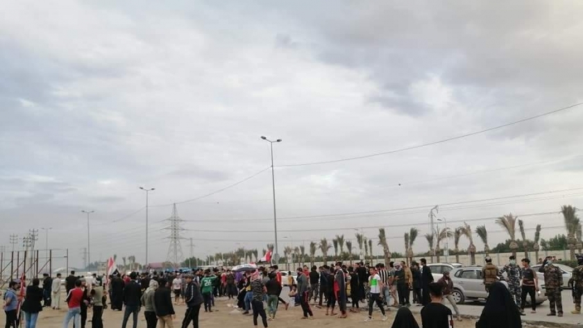 متظاهرون يحاصرون محيط مطار النجف للمطالبة بإغلاقه لمنع انتشار كورونا