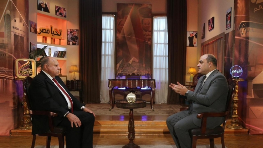 الإعلامي الدكتور محمد الباز خلال تقديمه إحدى حلقات برنامج «الشاهد»