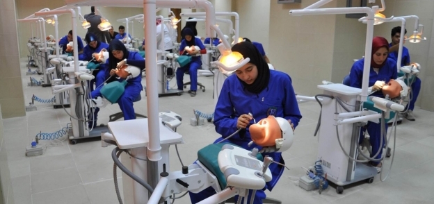 طلاب «طب أسنان» داخل المعمل