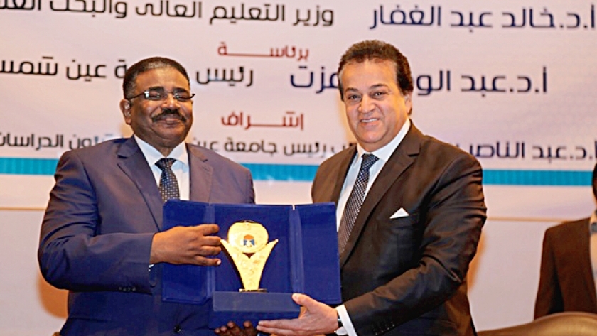 وزير التعليم العالى السوداني مع نطيره المصري