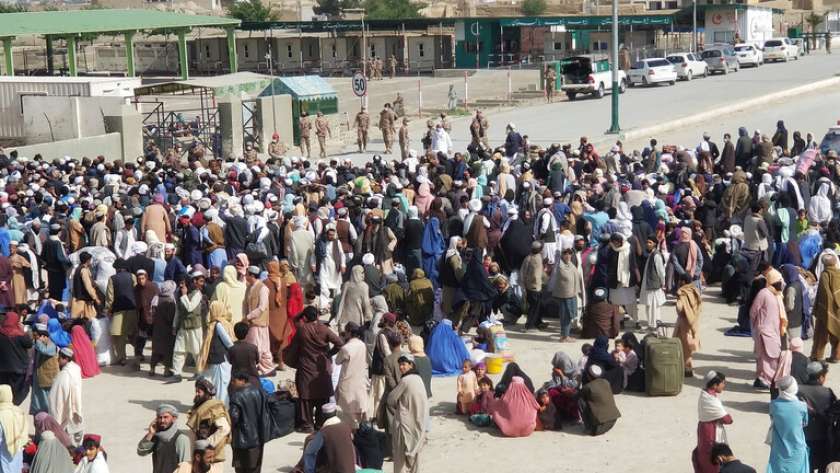 مواطنون عند معبر حدودي بين أفغانستان وباكستان بمدينة جمن