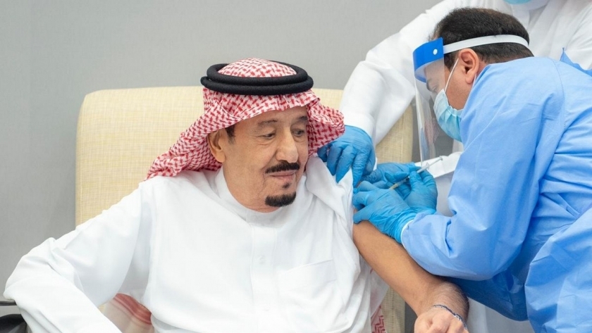 الملك سلمان بن عبدالعزيز يتلقى لقاح كورونا