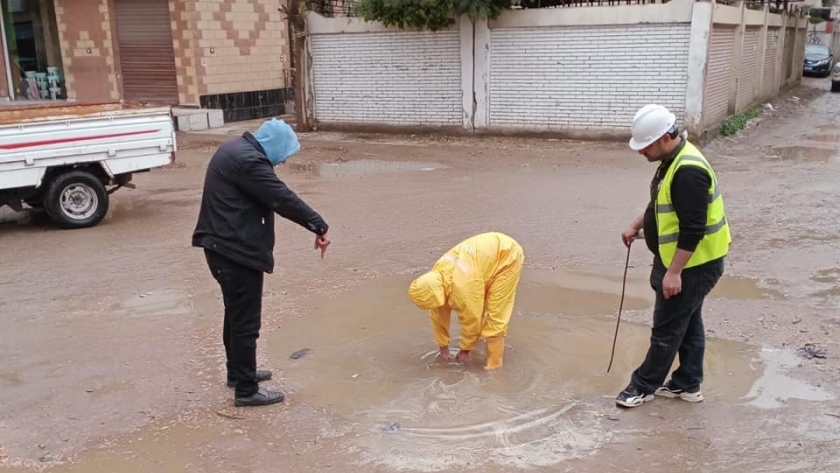 عمال النظافة أبطال في مواجهة مياه الأمطار