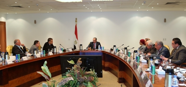 عمرو طلعت وزير الاتصالات خلال لقائه مع ممثلي شركات التعهيد