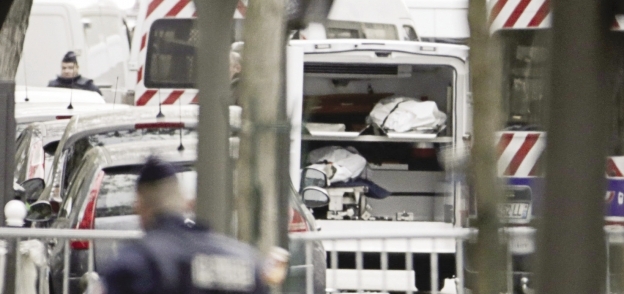 سيارات الإسعاف تحمل جثث ضحايا الهجمات «أ. ف. ب»