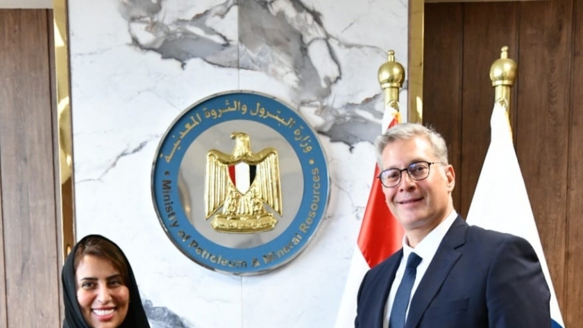 المهندس كريم بدوى وزير البترول ومريم الكعبى سفيرة الإمارات بالقاهرة