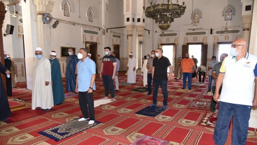 اللواء خالد شعيب خلال أداء الصلاة بمسجد العوام بمطروح