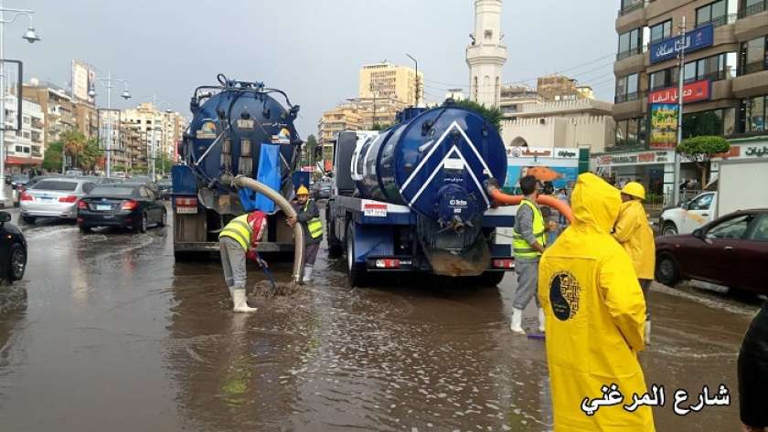 "القابضة للمياه" تدفع بمعداتها لمساعدة الوحدة المحلية في شفط الأمطار