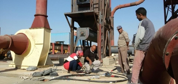 بالصور| أبناء طهطا يشيدون أول مصنع فى العالم لإنتاج الخشب من مخلفات الذرة «البوص»
