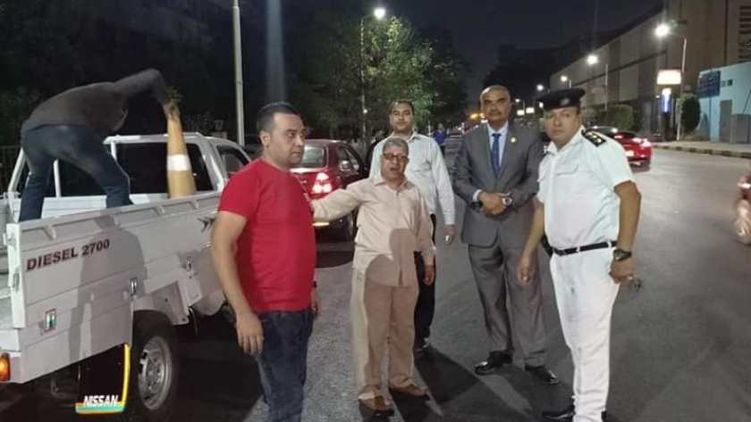 اللواء احمد عبد الفتاح ئيس حي الدقي  يقود حملة ليلية لرفع الاشغالات