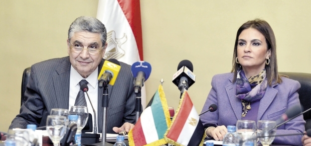 وزيري الكهرباء والتعاون الدولي أثناء توقيع عقد محطة حلوان