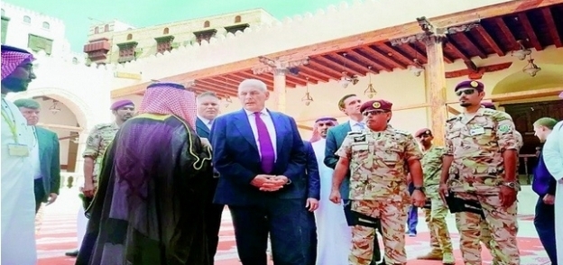 وزير الأمن الأمريكي جون كيلي أثناء زيارته لمسجد الشافعي في جدة القديمة.