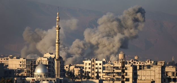أعمدة الدخان تتصاعد من قصف أحد المواقع السورية «صورة أرشيفية»