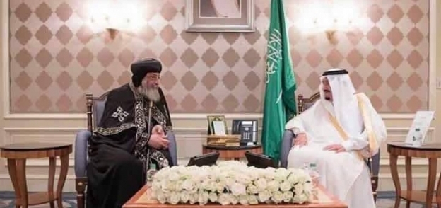 العاهل السعودي أثناء لقاء البابا
