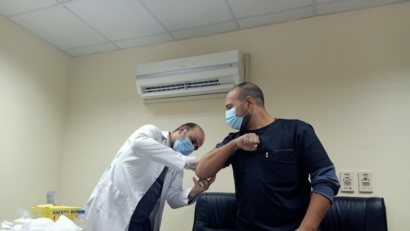تطعيم الأطقم الطبية بمستشفيات العزل بلقاح كورونا
