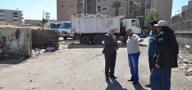 السكرتير العام لمحافظة الإسماعيلية يتابع أعمال حملات رفع القمامة والمخلفات والنظافة العامة بحى ثالث .