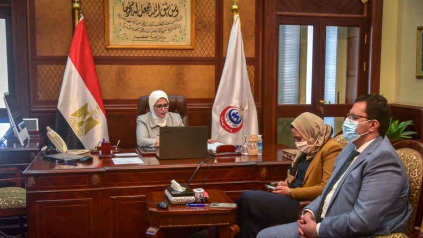 الدكتورة هالة زايد خلال اجتماعها مع قيادات وزارة الصحة