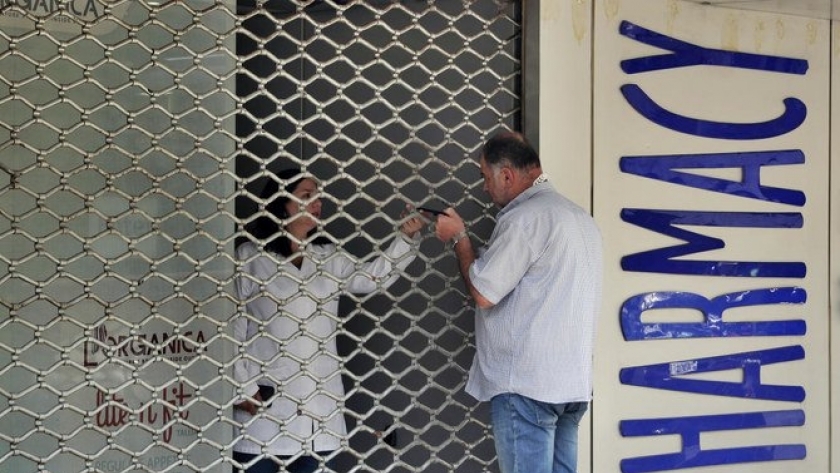 مواطن لبناني يبحث عن دواء في صيدلية