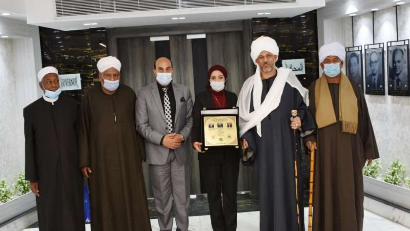 تكريم الشيخ الإدريسي مع محافظ أسوان