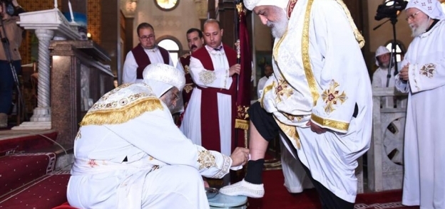 البابا تواضروس الثاني يغسل رجل الأنبا كيرلس رئيس دير مارمينا
