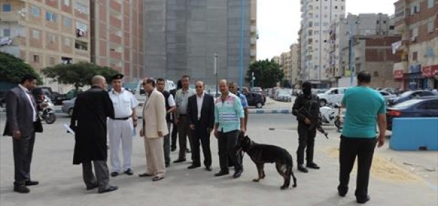مدير أمن مطروح يؤمن لجنة الإنتخابات بمطروح بكلاب الكشف عن المفرقعات
