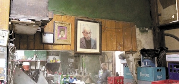 صورة نجيب محفوظ داخل المقهى الذى ذكره فى رواية «زقاق المدق»