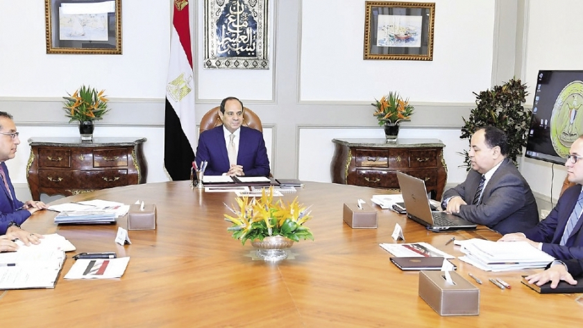 الرئيس «السيسى» خلال اجتماعه مع رئيس الوزراء ووزير المالية