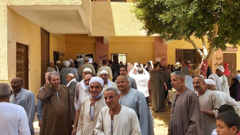 إقبال كثيف من الناخبين بلجان قرية بهبشين