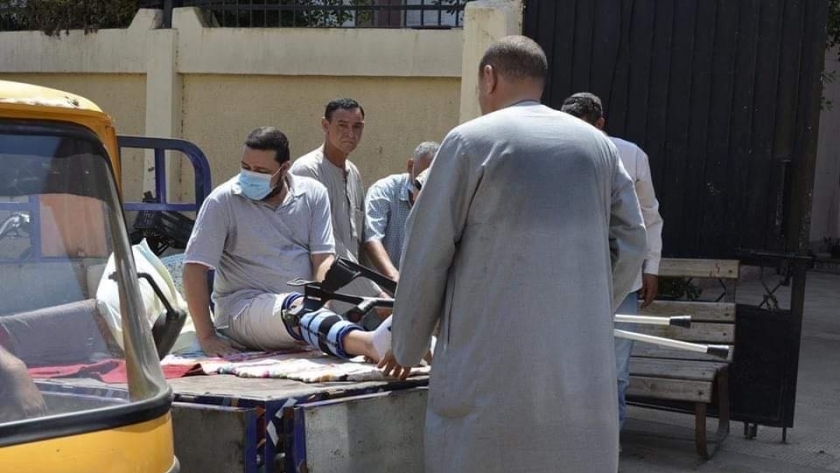 مصاب بكسر في قدمه يدلى بصوته على "تروسيكل" في كفر الشيخ