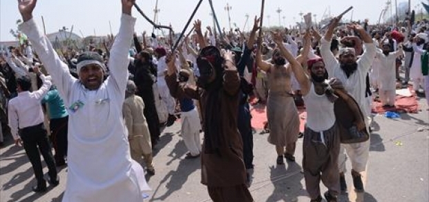 بالصور| آلاف المتظاهرين في إسلام أباد يطالبون بإعدام مسيحية