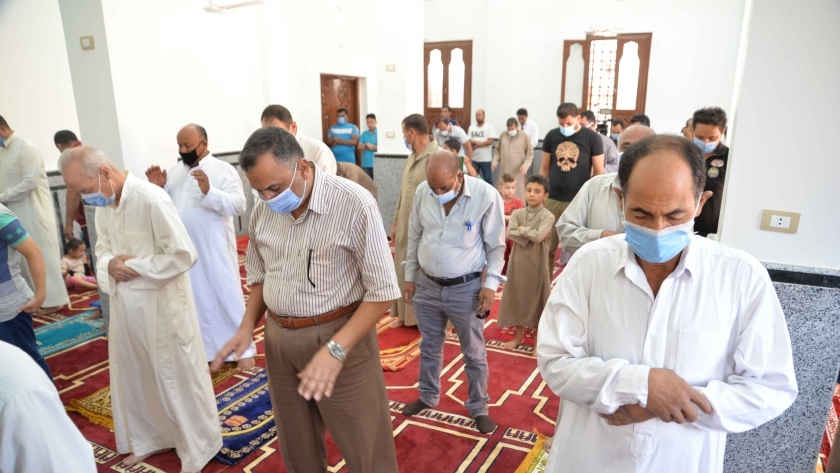 استمرار إلزام المصلين بالإجراءات الاحترازية داخل المساجد