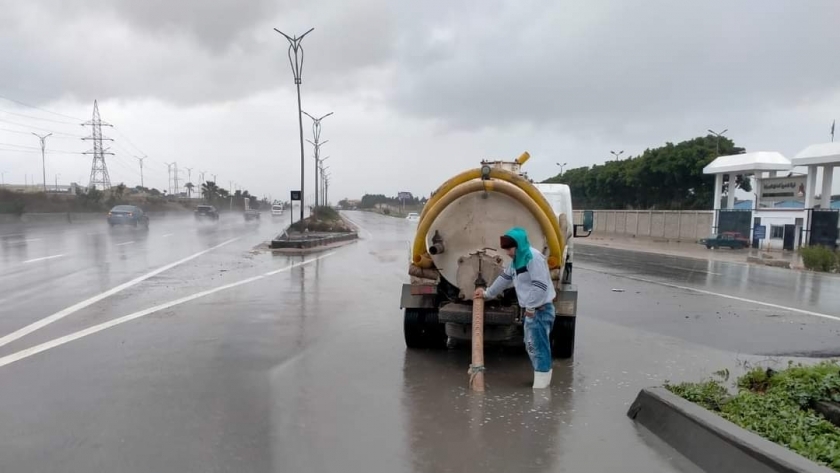 سحب أمطار نوة الكرم من شوارع الإسكندرية